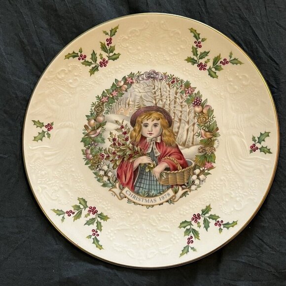 Royal Doulton Christmas Plate Child Gathering Holly Vintage 1978 - Picture 2 of 10